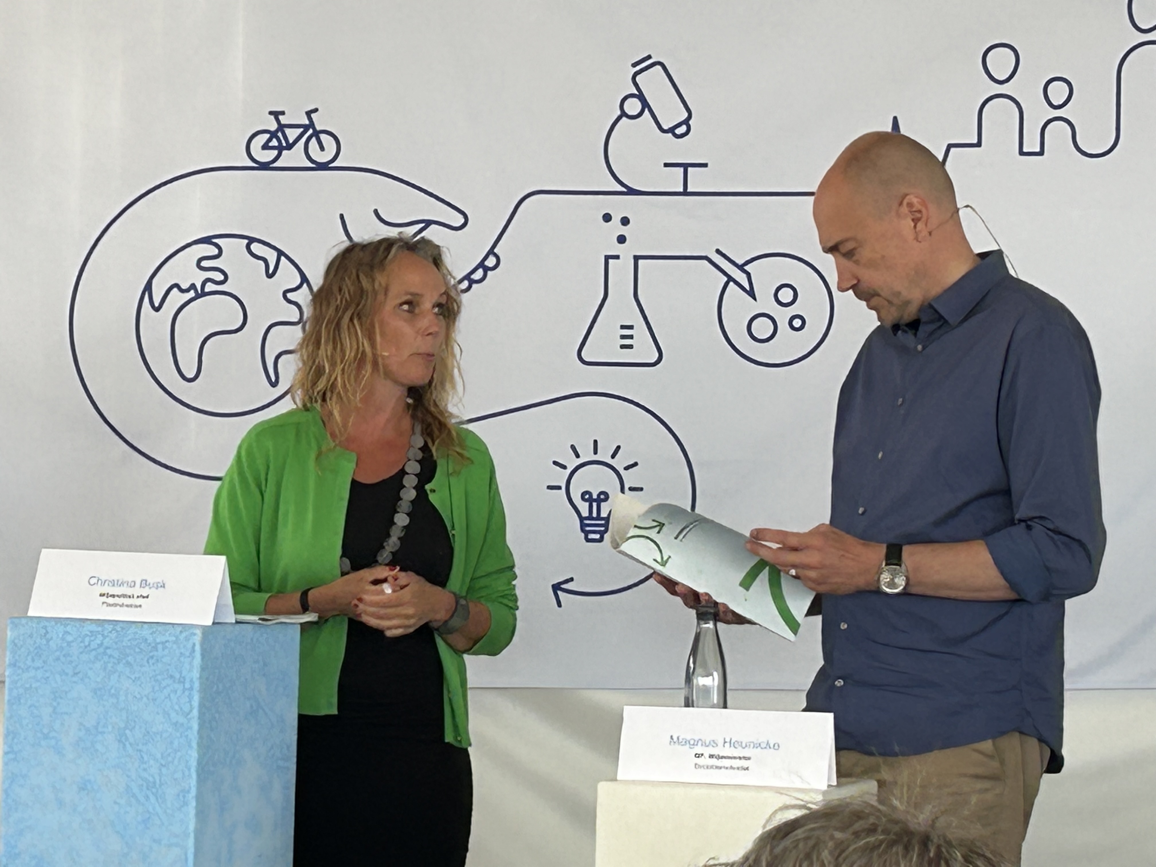 Miljøpolitisk chef i Plastindustrien, Christina Busk, overrækker første udgave af designguiden til miljøministeren